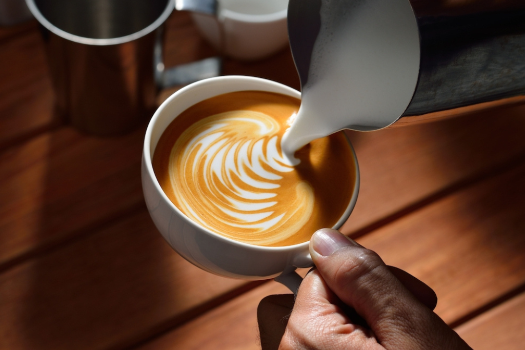 Belajar Teknik Dasar Latte Art dari Nol